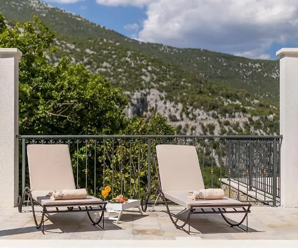 Grey Stone Vila