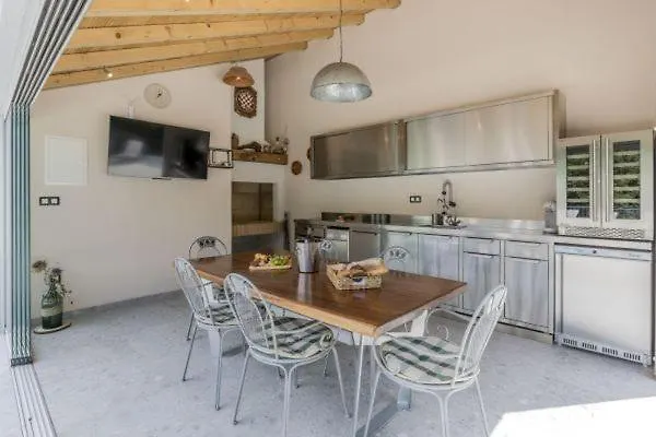 Grey Stone Vila