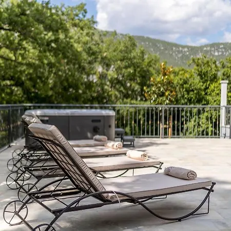 וילה Grey Stone *